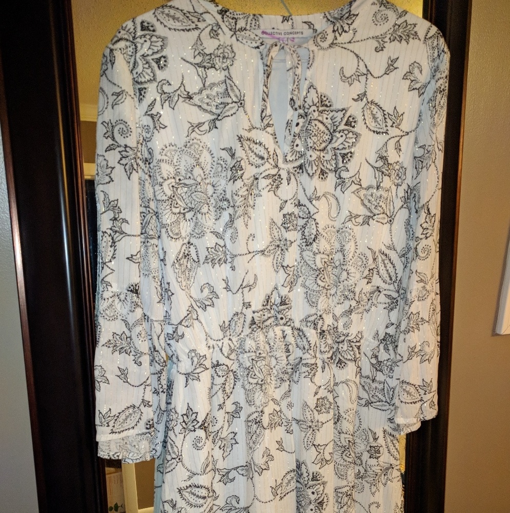 Boho style dress with flowy sleeves. ✌️